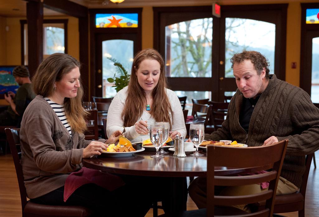 Heriot Bay Inn Екстериор снимка